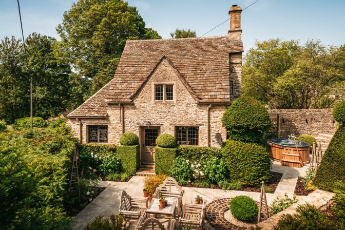 GP3630 - The traditional Cotswolds exterior of Four Hundred Summers