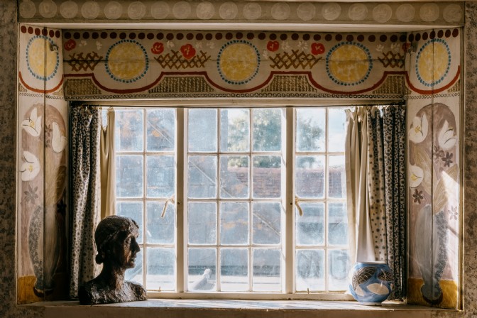 GP4034 - A hand painted window frame at Charleston farmhouse in Sussex.