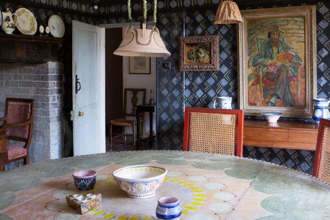 GP4039 - The richly decorated dining room at Charleston farmhouse.