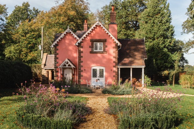 GP4413 - Charlotte’s Folly, a pink cottage nestled in 200 acres of Shropshire woodlands