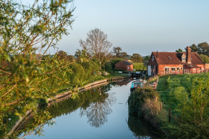 GP4417 - Little Red Lock, a unique canal-side home near Banbury in the Cotswolds