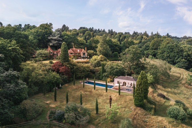 GP2592 - A manor houses surrounded by trees, with a swimming pool in a landscaped garden