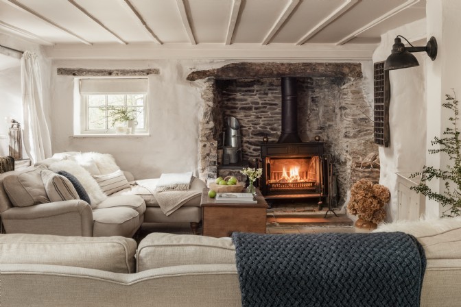 GP2642 - A cottage living room with inglenook fire