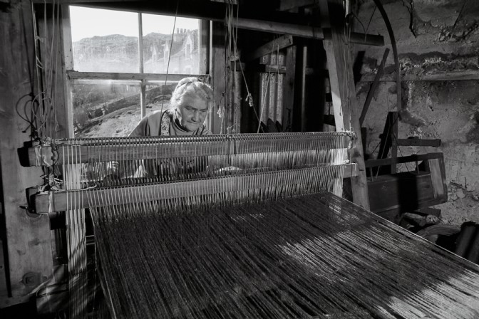 A weaver makes Harris Tweed