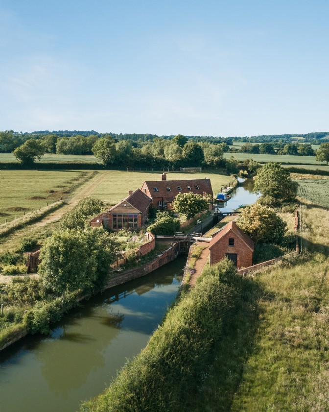 Little Red Lock in Oxfordshire: a red brick property on a canal in the English countryside