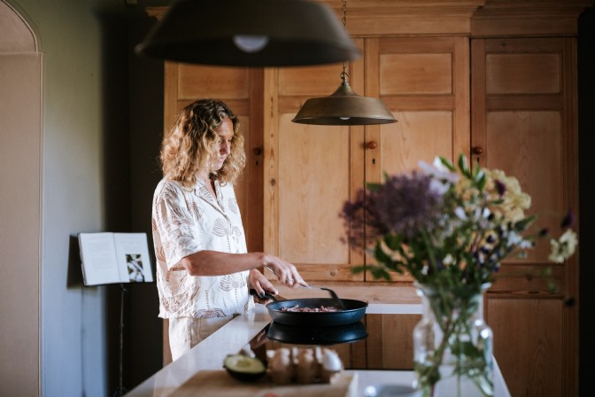 GP3486 - Cooking breakfast in the family kitchen at Atelier Rose