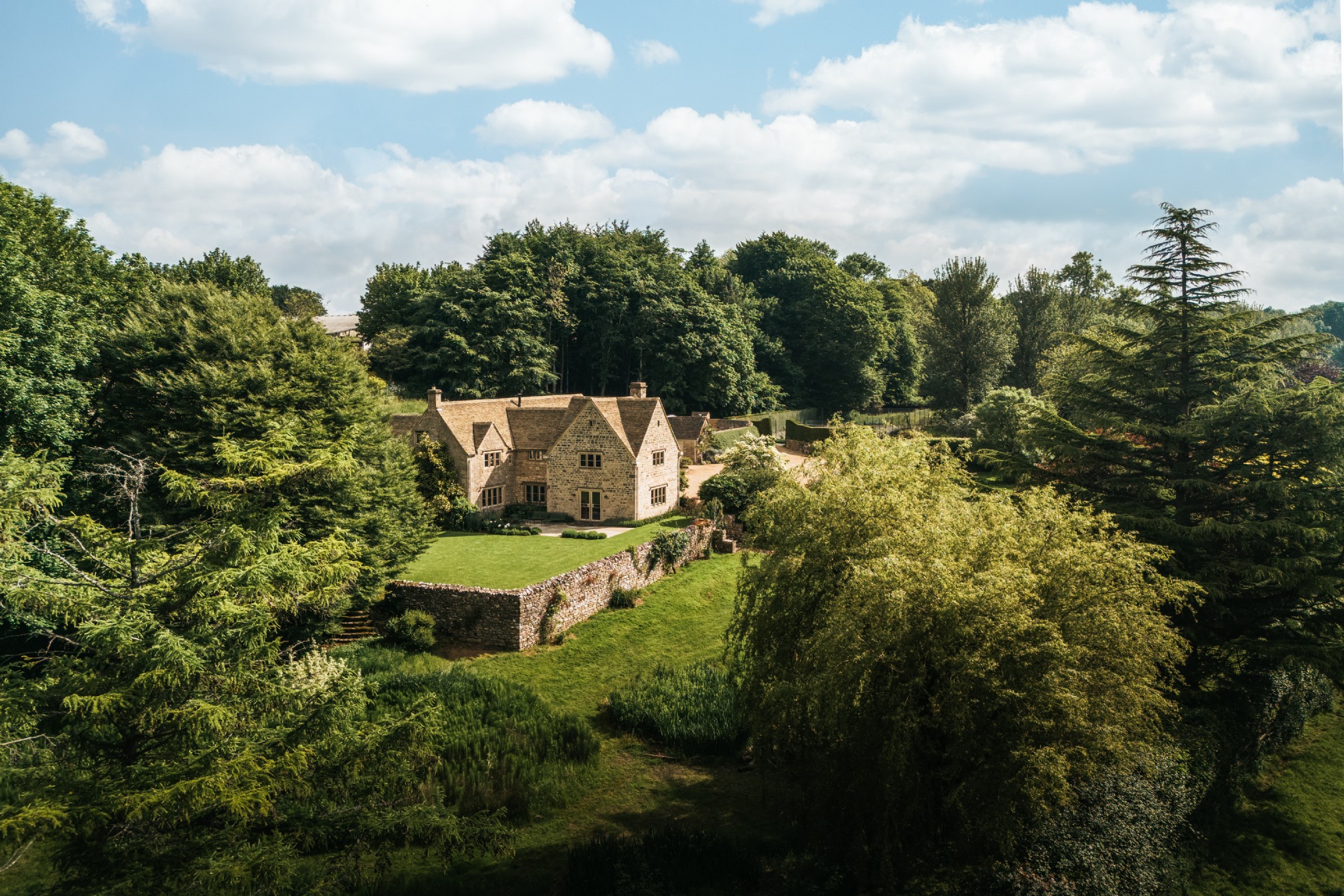 What is the meaning of trickling stream? - Question about English (UK)