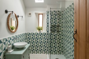 Stone Barn: Family Bathroom