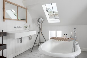 Family Bathroom (Hollyhocks)