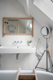 Family Bathroom (Hollyhocks)
