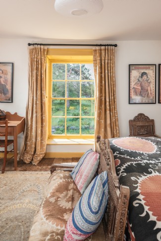 Sunshine yellow accents bring joy to early mornings