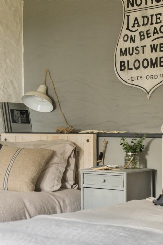 The twin room with a vintage ´head to the beach´ theme