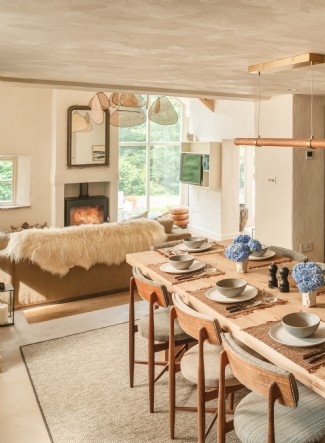 There´s room for eight to have candlelit supper at this modern cottage