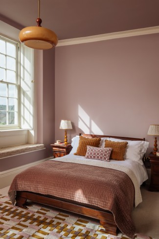 This yogurt pink bedroom features high ceilings and a ´crème caramel´ light