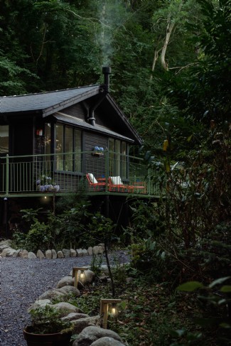 Beneath some of Britain&acute;s darkest skies, this cabin invites couples to reconnect