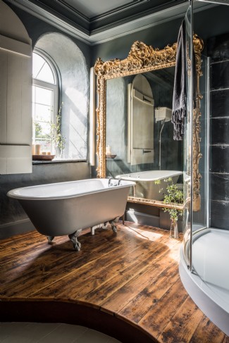 An authentic gold mirror takes centre stage in this vintage bathroom