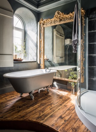 An authentic gold mirror takes centre stage in this vintage bathroom