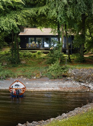 A luxury self-catering lakehouse