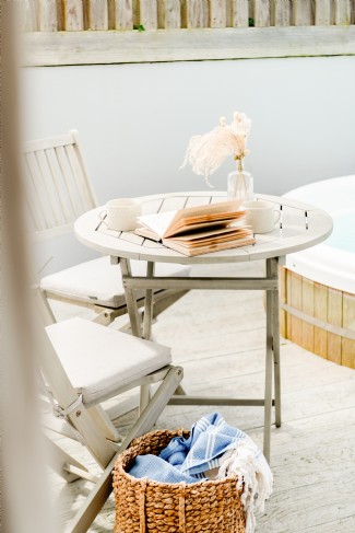 The Cotton Tree is a romantic couples&acute; retreat complete with bubbling hot tub