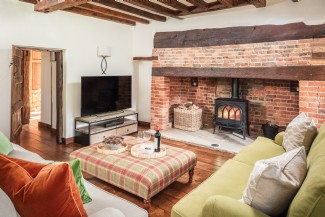 Cosy up by the fire in Fernden Lane´s lounge, oozing country-style chic