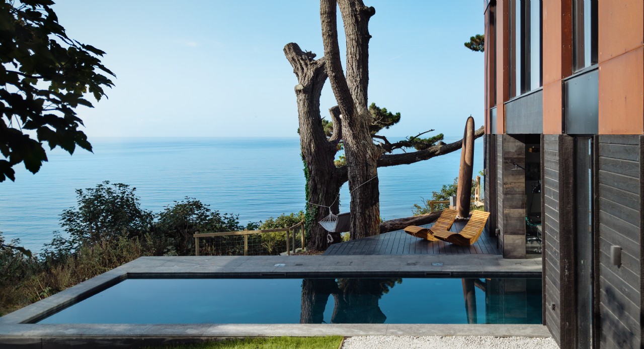 The Counterpoint is a modernist house set on the coast of South East Cornwall